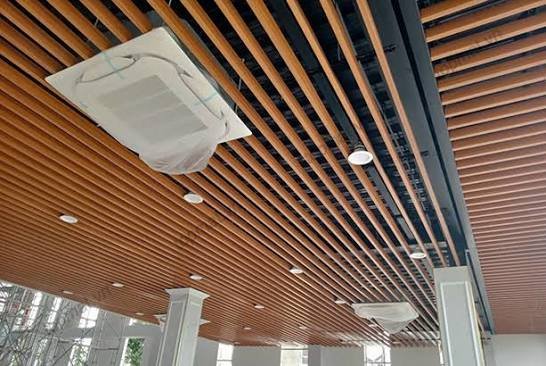 Trần nhôm ngoài trời có tốt không? Ưu điểm và ứng dụng thực tế 4 Trần nhôm ngoài trời có tốt không?