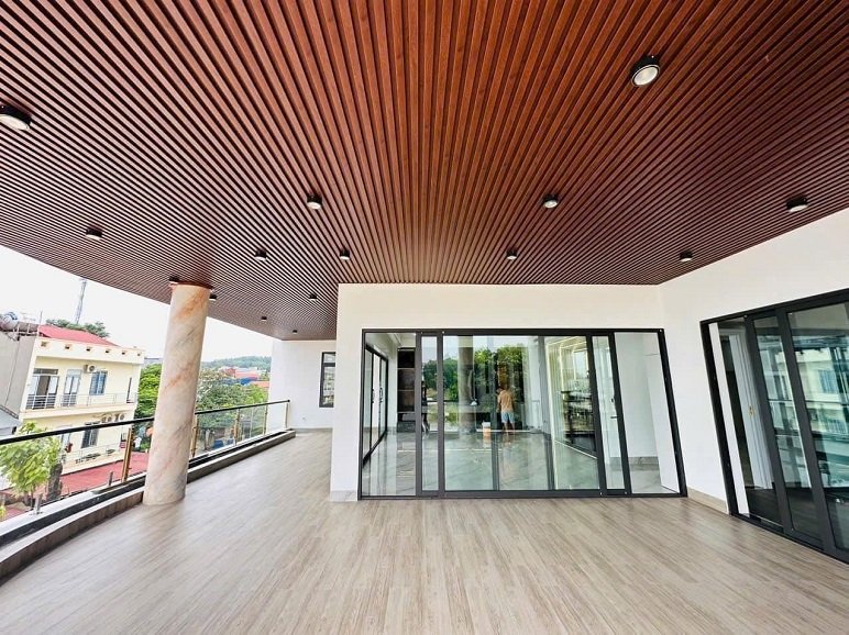 20+ mẫu trần nhôm ban công đẹp, được ưa chuộng trong năm 2026 8 Trần nhôm kết hợp đèn LED