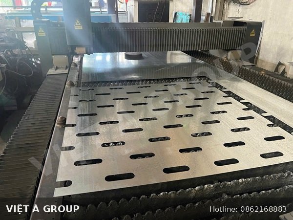 Cắt CNC tấm kim loại theo rãnh dài