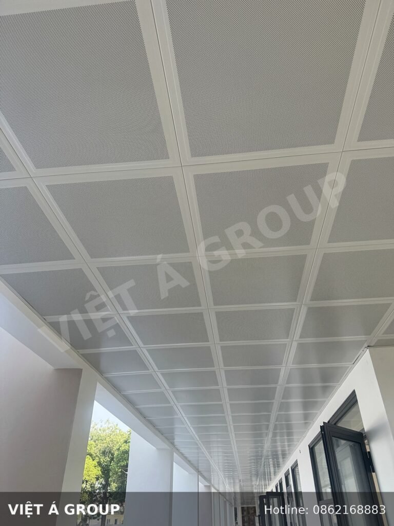 Hành lang trần nhôm Clip-in 600x600 thực tế tại dự án Hoàng Kim
