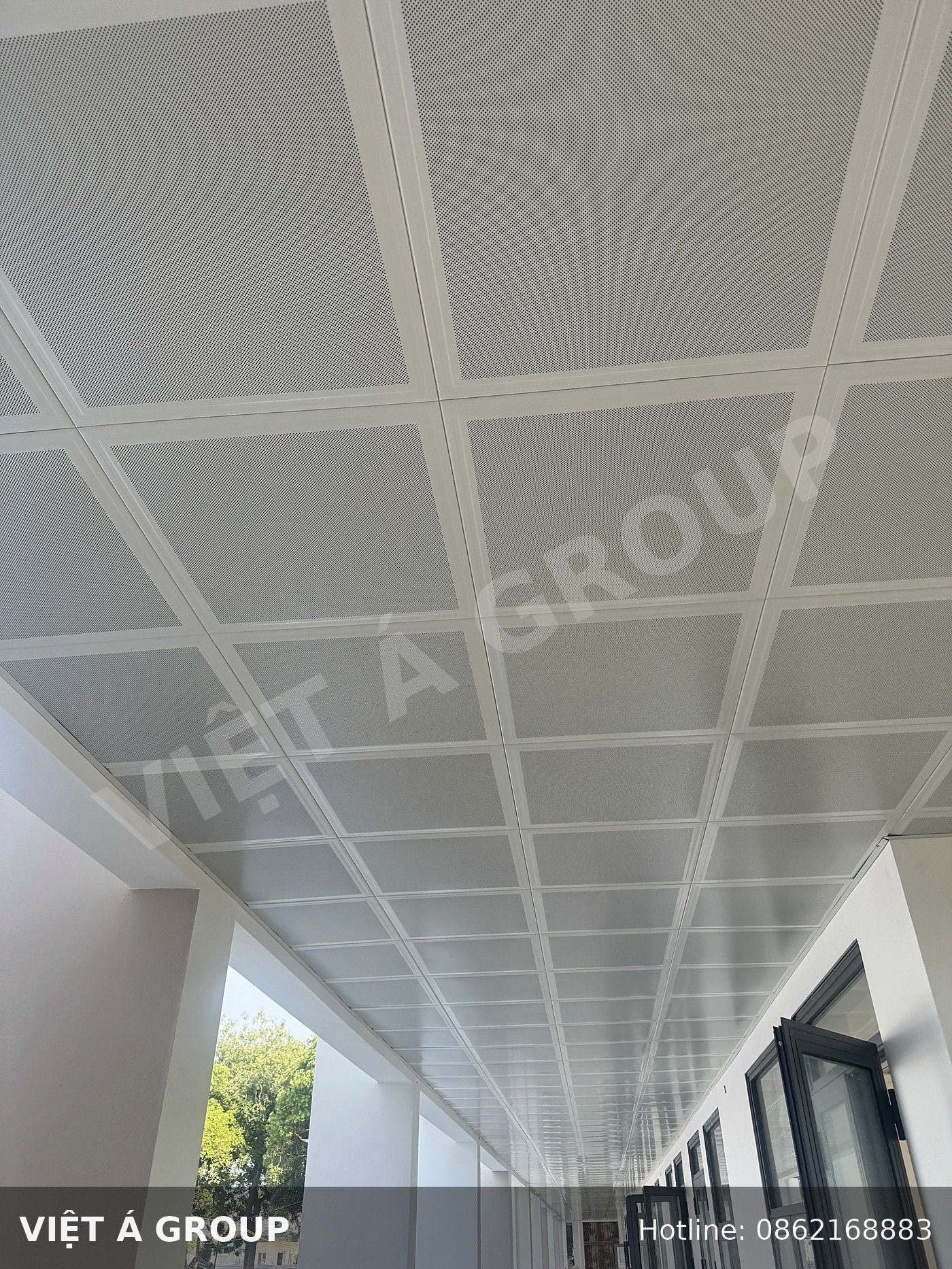 Hành lang trần nhôm Clip-in 600x600 thực tế tại dự án Hoàng Kim