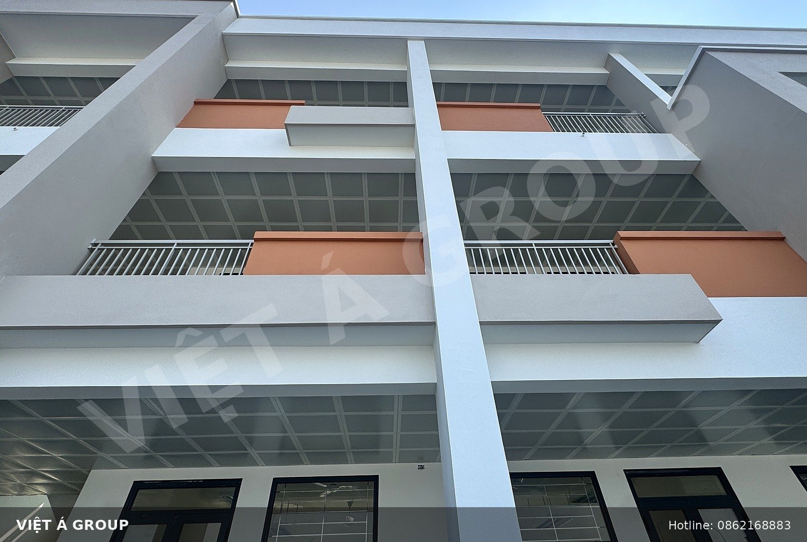 Trần nhôm dưới ban công các tầng tại dự án trường tiểu học Hoàng Kim