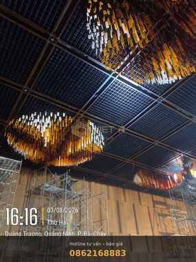 Chi tiết trần nhôm caro và cụm đèn nghệ thuật ballroom Sun Gallery