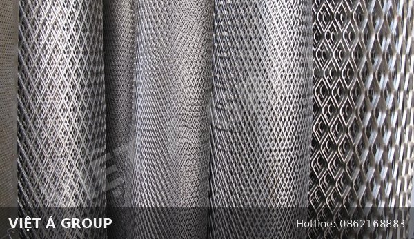 Cuộn nhôm lưới thành phẩm nhiều mẫu mã tại nhà máy Việt Á Group