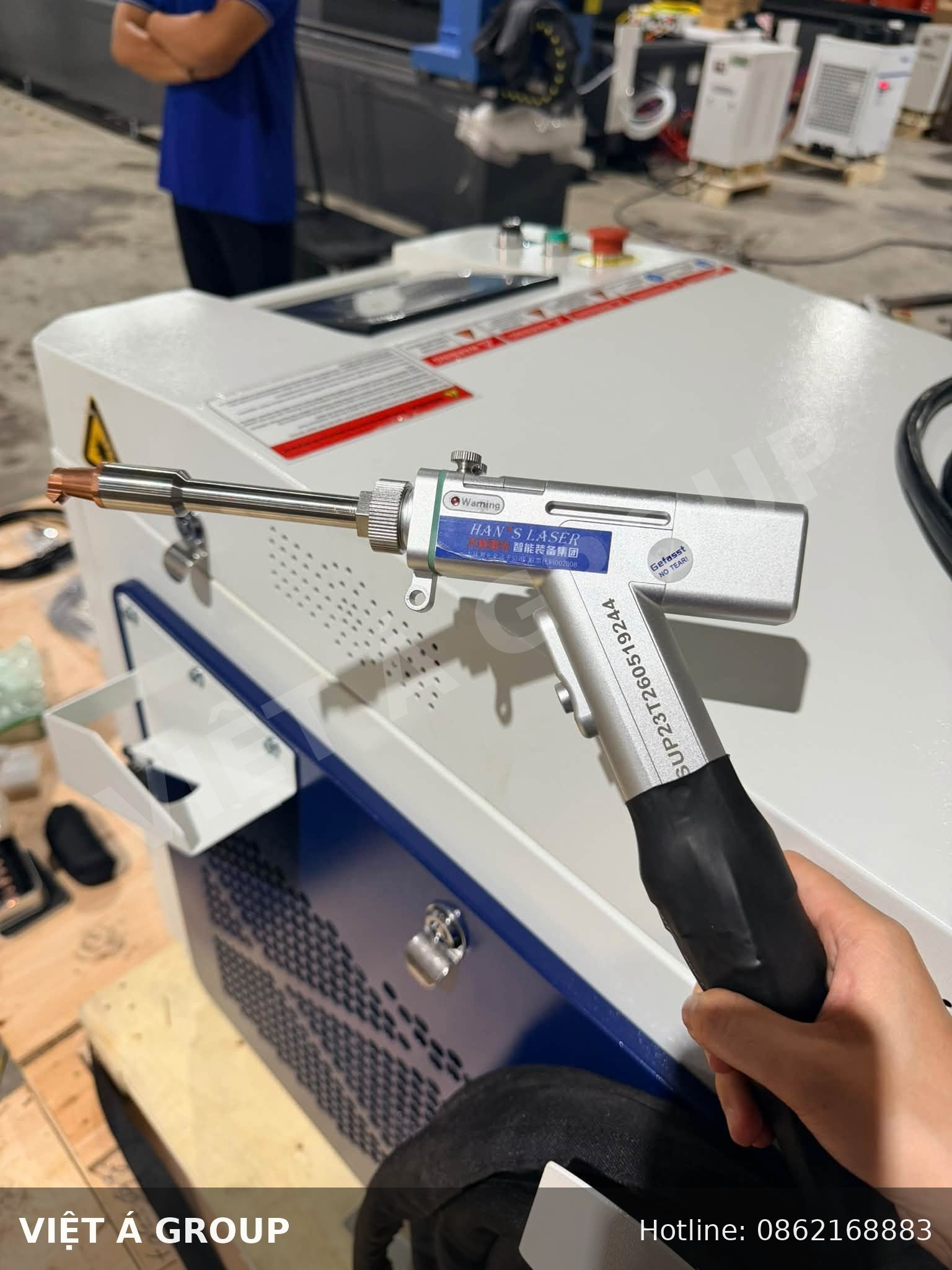 Đầu cắt laser dùng gia công hàn thành tấm ốp nhôm Solid tại Việt Á Group