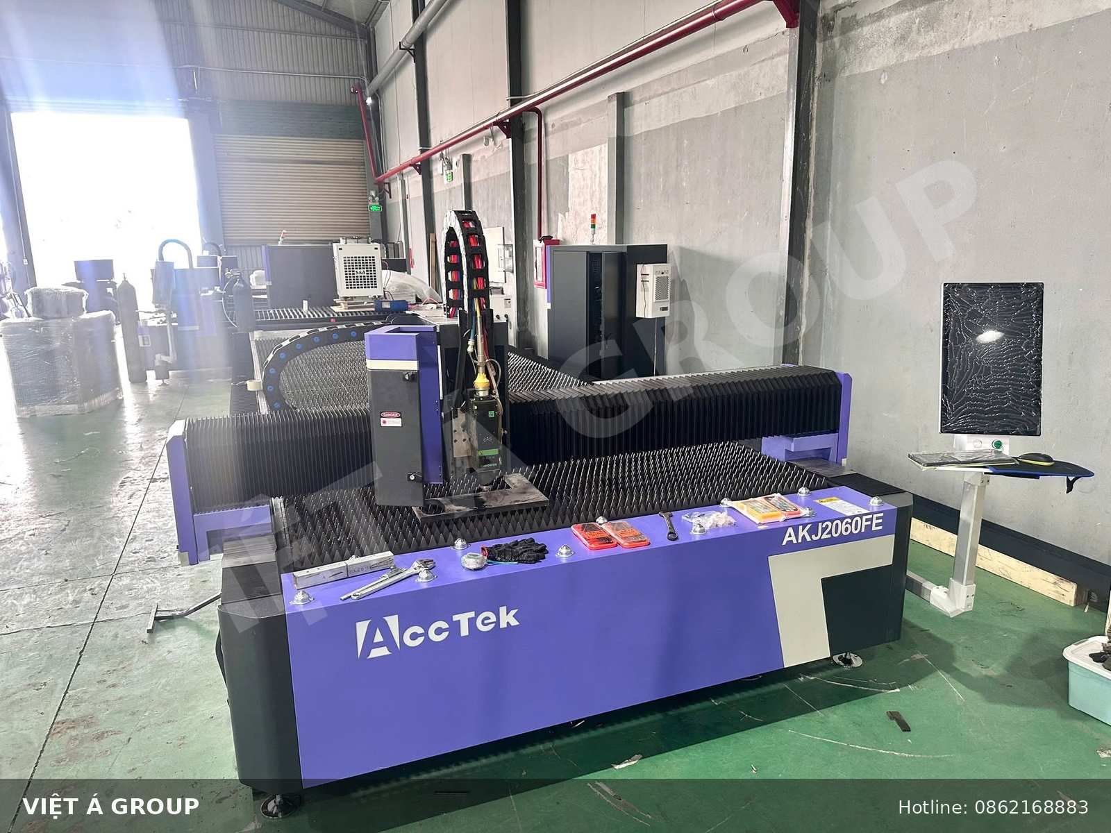 Máy cắt laser CNC gia công tấm ốp nhôm Solid tại xưởng Việt Á Group