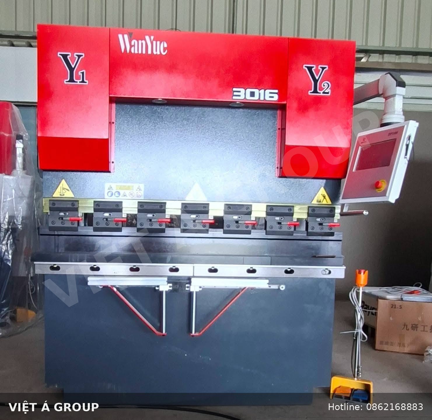 Máy chấn gấp mép tấm ốp nhôm Solid tại xưởng Việt Á Group