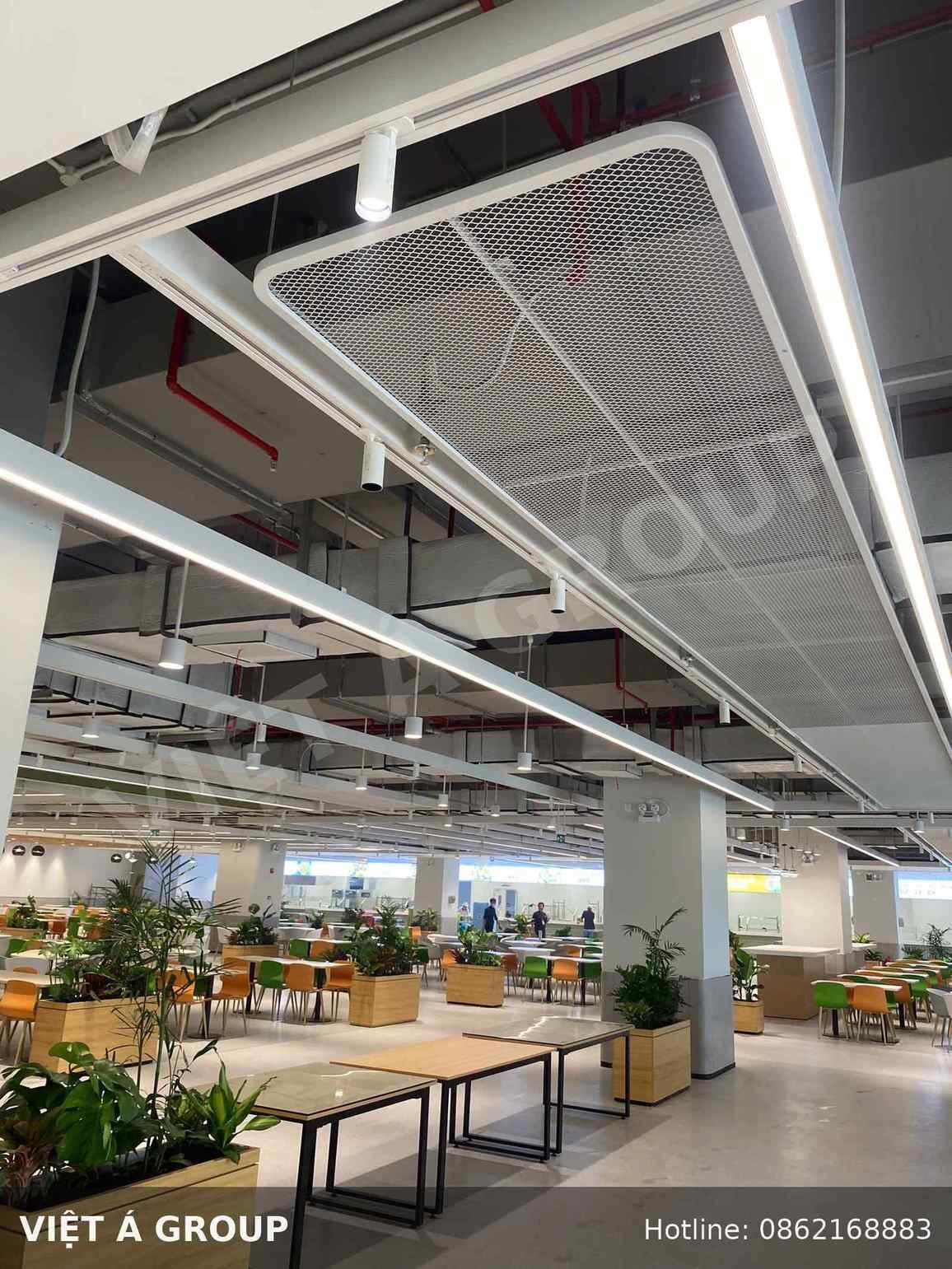 Dải nhôm lưới màu xanh và trắng ốp trần khu vực nhà ăn Goerteck Bắc Ninh