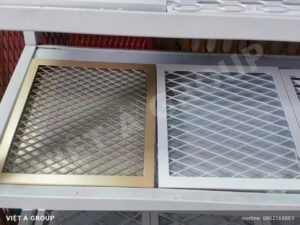 So sánh nhôm lưới mắt thoi khung sơn tĩnh điện màu vàng đồng và màu trắng