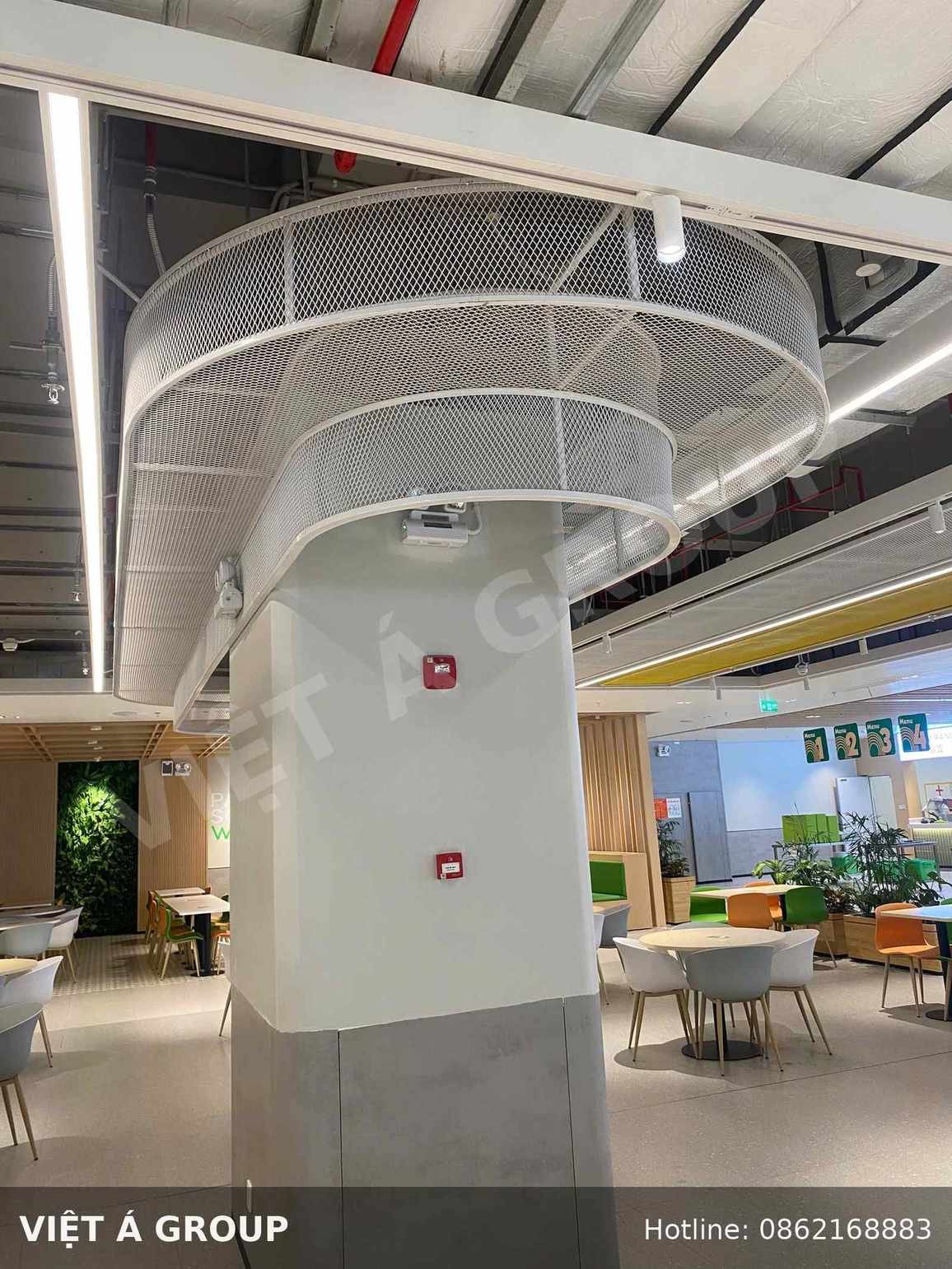 Toàn cảnh khu nhà ăn Goerteck Bắc Ninh với hệ trần nhôm lưới kết hợp panel tiêu âm
