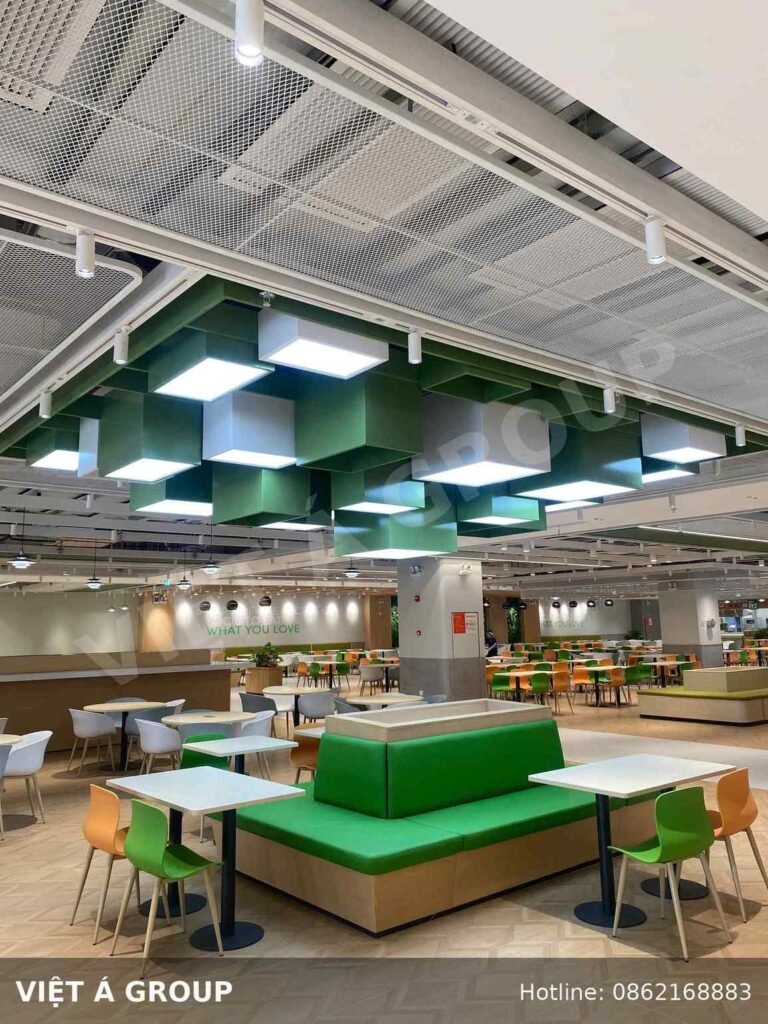 Trần nhôm lưới dạng cong kết hợp đèn LED tại khu nhà ăn sau khi hoàn thiện