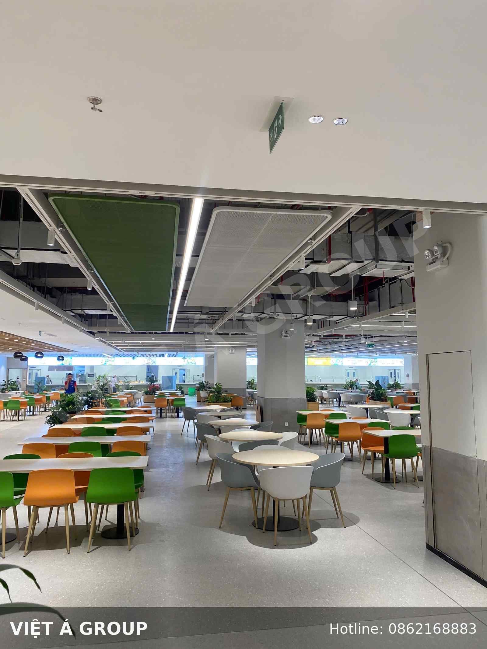 Panel nhôm lưới màu xanh phối cùng dải đèn LED tại nhà ăn Goerteck