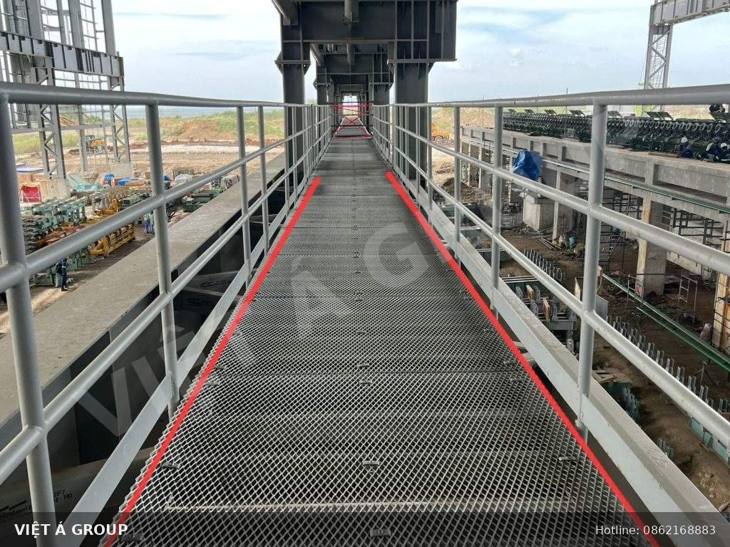 Sàn nhôm lưới lối đi kỹ thuật tại công trình nhà xưởng