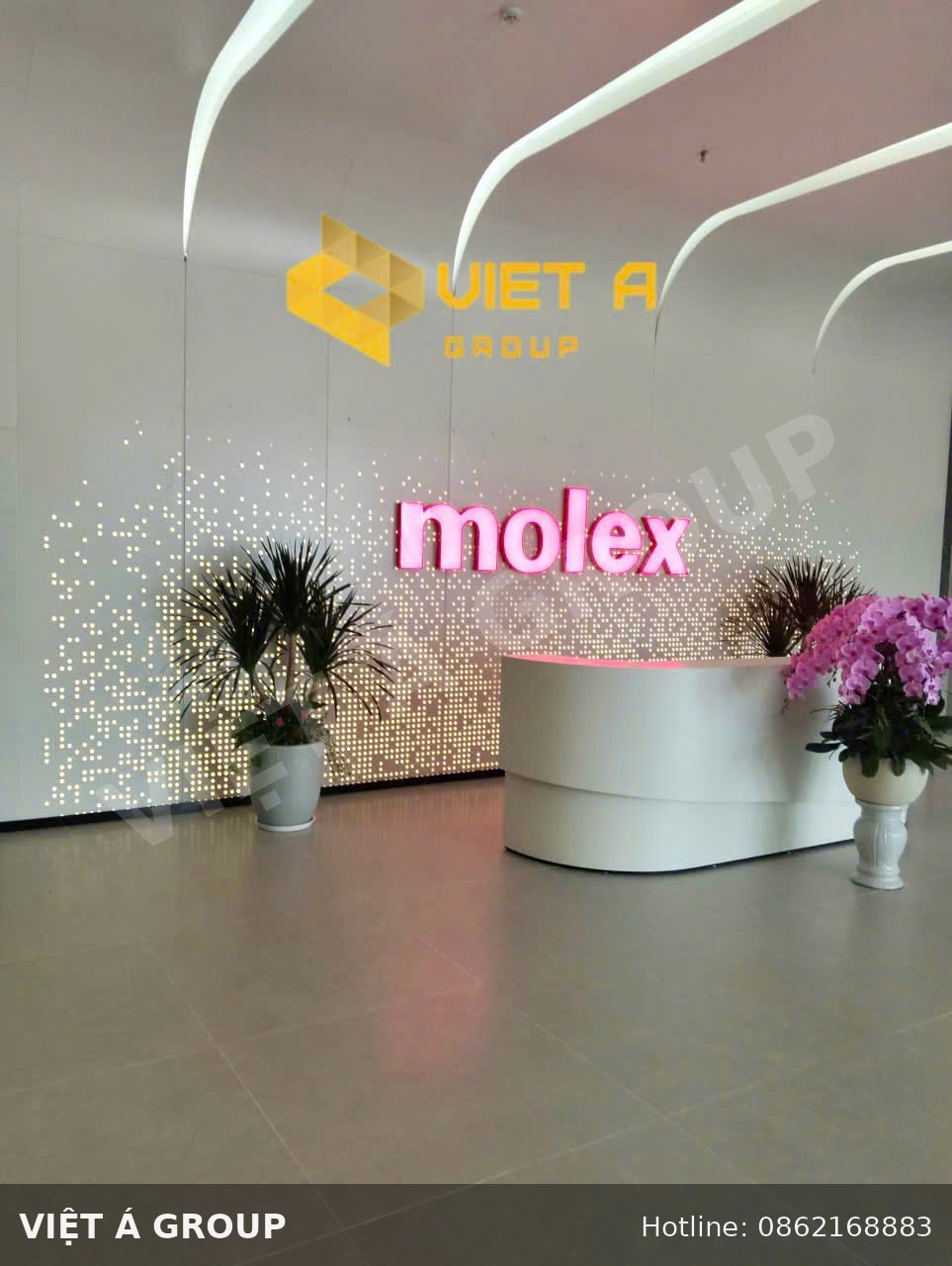 Chi tiết hoa văn chấm bi gradient trên tấm ốp nhôm CNC xuyên sáng