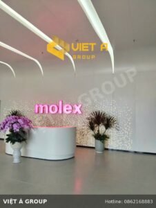 Tấm ốp nhôm CNC xuyên sáng phía sau quầy lễ tân nhà máy Molex