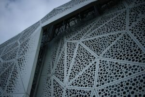 Mặt dựng tấm nhôm facade Solid đục lỗ CNC hoa văn hình học
