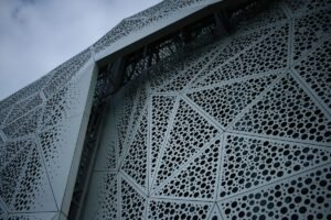 Mặt dựng tấm nhôm facade Solid đục lỗ CNC hoa văn hình học